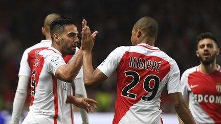 Les attaquants monégasques Falcao et Kylian Mbappé se congratulent lors du succès de leur équipe face à Lille, le 14 mai 2017. (YANN COATSALIOU / AFP)