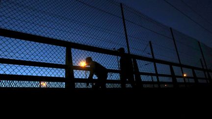 &nbsp; (Migrants au bord du site Eurotunnel à Calais © REUTERS/Juan Medina)