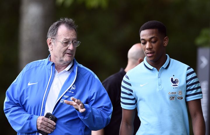 Le chef de presse de l'équipe de France, Philippe Tournon, le 2 septembre 2015, à Clairefontaine (Yvelines),&nbsp;aux côtés d'Anthony Martial avant une conférence de presse, deux jours avant un match amical contre le Portugal. (FRANCK FIFE / AFP)