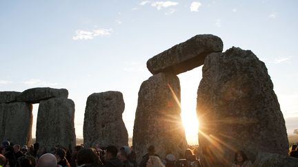 Des touristes assistent au solstice d'&eacute;t&eacute;, le 21 juin 2010, sur le site de Stonehenge, en Angleterre.&nbsp; (KIERAN DOHERTY / REUTERS)