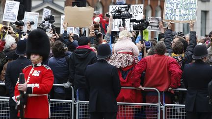 Des centaines d'anti-Thatcher &agrave; Londres (Royaume-Uni) sous haute surveillance, le&nbsp;17 avril 2013. (JUSTIN TALLIS / AFP)