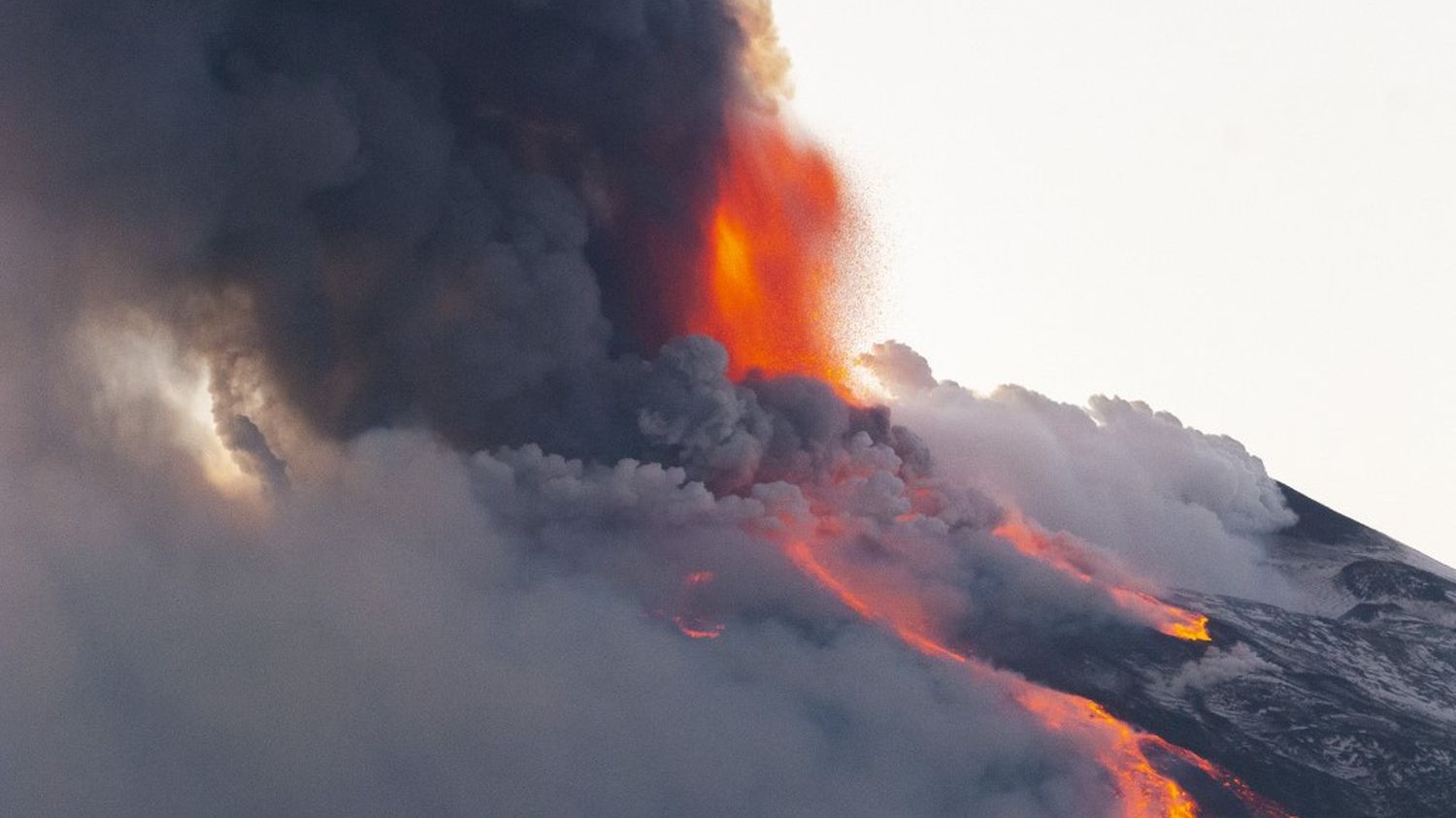 En Images Italie Une Spectaculaire Eruption De L Etna Provoque Une Pluie De Pierres Et Des Coulees De Lave Impressionnantes