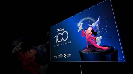 Un écran annonçant le spectacle "Disney 100 - The Exhibition" dans la petite salle olympique de Munich, dans le sud de l'Allemagne, le 17 avril 2023 (CHRISTOF STACHE / AFP)