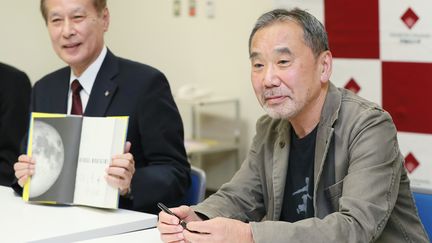 Haruki Murakami lors d'une séance de dédicaces, le 4 novembre 2018 à l'université Waseda de Tokyo. (JIJI PRESS / AFP)