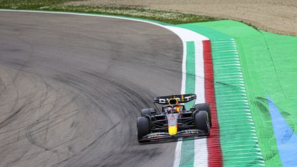 Max Verstappen lors du week-end de course en Italie, sur le circuit d'Imola, le 23 avril 2022. (GERMAIN HAZARD / AFP)