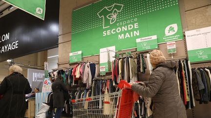 Un espace de vente de vétements d'occasion dans un supermarché Auchan de Cesson (Seine-et-Marne). (ARNAUD JOURNOIS / MAXPPP)