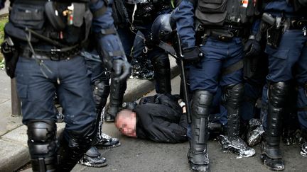 Un homme est interpellé&nbsp;pendant une manifestation de lycéens contre&nbsp;le projet de réforme du code du Travail, à Paris le 5 avril 2016. (KENZO TRIBOUILLARD / AFP)