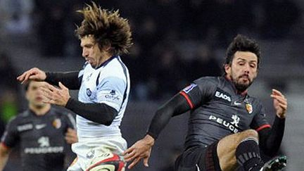 Duel aérien entre les arrières de Castres (Romain Teulet) et de Toulouse (Clément Poitrenaud)