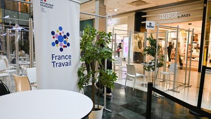 A meeting between employers and job seekers organized at the Westfield shopping center, in Vélizy-Villacoublay (Yvelines), on June 1, 2024. (MAGALI COHEN / HANS LUCAS / AFP)