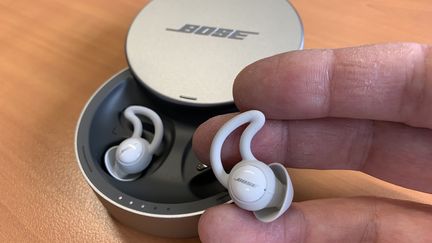 Les Sleepbuds de Bose sont d'une extrême miniaturisation. (JEROME COLOMBAIN / RADIO FRANCE)