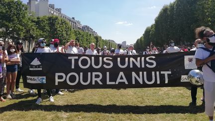 Environ 200 professionels du monde de la nuit ont manifesté devant le ministère de la Santé à Paris, dimanche 13 juillet 2020.&nbsp; (MAÏWENN BORDRON / FRANCEINFO)