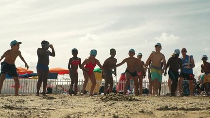 Le Secours populaire organise la journée pour les oubliés des vacances, mercredi 21 août, en emmenant à Deauville, dans le Calvados, 3 000 enfants qui n'ont pas pu partir cet été. (France 2)