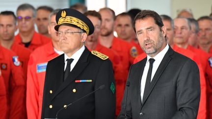 Christophe Castaner accompagné du préfet du Gard Didier Lauga à Nîmes (Gard), lors de la cérémonie d'hommage à Franck Chesneau, le 6 août 2019.&nbsp; (PASCAL GUYOT / AFP)