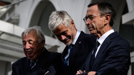 Le président du Sénat, Gérard Larcher, le chef des députés Les Républicains, Laurent Wauquiez, et le chef du groupe des sénateurs du parti LR, Bruno Retailleau, à Annecy (Haute-Savoie), le 12 septembre 2024. (JEFF PACHOUD / AFP)