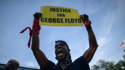 Un homme parmi le rassemblement pour George Floyd,&nbsp;le 25 mai 2021 à New York (USA). (AFP)