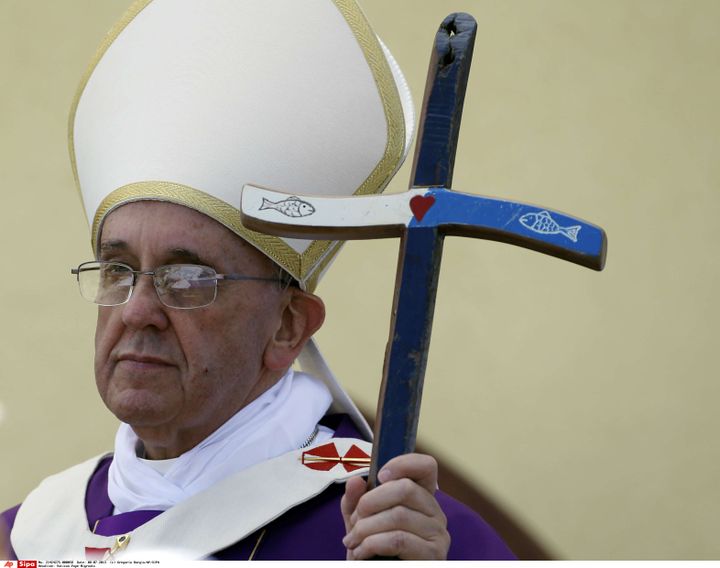 Le pape François préside une messe à Lampedusa (Italie), le 8 juillet 2013, avec un bâton pastoral composé de bois provenant d'un bateau de migrants. (GREGORIO BORGIA/AP/SIPA)