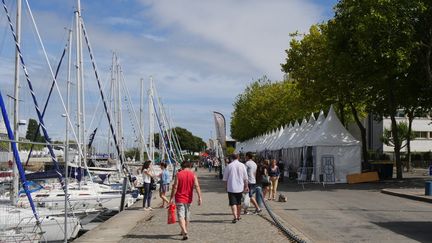 Les tentes blanches recouvrent les rues et le port de Lorient avec des animations et des produits celtes
