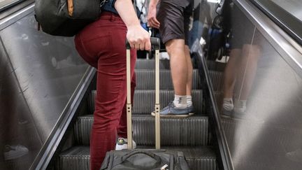 A la mi-novembre, près de 2 000 bagages avaient été abandonnés sur les lignes de la RATP. (MARTIN BERTRAND / HANS LUCAS / AFP)