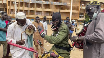 Des soutiens des putschistes devant le stade principal de Niamey (Niger), le 6 août 2023. (SAM MEDNICK / AP / SIPA)