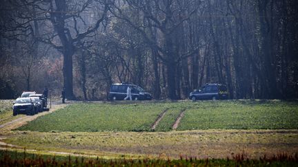 Les gendarmes effectuent des fouilles au hameau des Haies, près de Virson, en Charente-Maritime, où le corps de Leslie Hoorelbeke a été découvert, le 4 mars 2023. (MEHDI FEDOUACH / AFP)