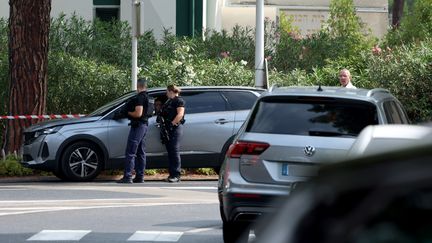 Des agents des forces de l'ordre près de la synagogue de La Grande-Motte, dans l'Hérault, devant laquelle un incendie s'est déclaré le 24 août 2024. (PASCAL GUYOT / AFP)