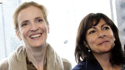 Nathalie Kosciusko-Morizet (UMP) et Anne Hidalgo (PS), le 3 novembre 2011, dans une rame du m&eacute;tro parisien. (MAXPPP)