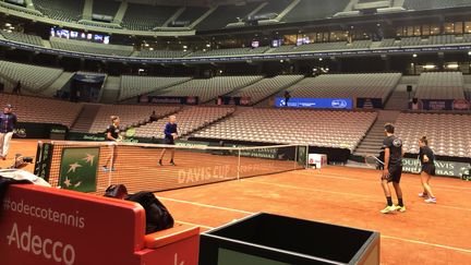 Louis, Ambre, Elsa et Axel ont fait partie des jeunes tennismen qui ont joué toute la nuit de mercredi à jeudi 22 novembre, pour préparer le court installé sur la pelouse du&nbsp;stade Pierre Mauroy de Villeneuve d'Asq (Nord). (FANNY LECHEVESTRIER / RADIO FRANCE)