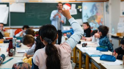 Une élève dans une classe de Perpignan (Pyrénées-Orientales) le 22 avril 2022. (ARNAUD LE VU / HANS LUCAS / AFP)