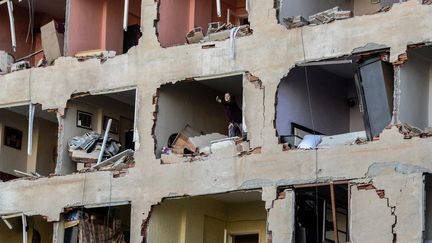 Une&nbsp;habitante d'un immeuble soufflé par l'explosion d'une voiture piégée, vendredi 4 novembre 2016 à&nbsp;Diyarbakir, au sud-est de la Turquie. (ILYAS AKENGIN / AFP)