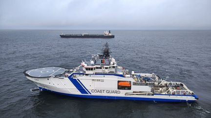 Un navire des gardes-frontières finlandais et le pétrolier "Eagle S" en mer près de Porkkalanniemi, le 26 décembre. (FINNISH BORDER GUARD / AFP)