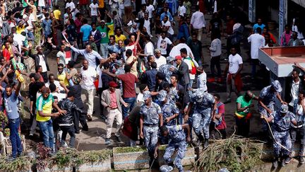 Des forces de sécurité éthiopiennes interviennent sur les lieux d'une explosion à Addis-Abeba (Ethiopie), samedi 23 juin 2018. (YONAS TADESE / AFP)