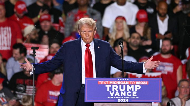 Donald Trump lors d'un meeting à Detroit, dans le Michigan (Etats-Unis), le 19 octobre 2024. (JIM WATSON / AFP)