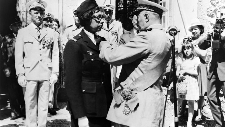 Joséphine Baker reçoit la Légion d'honneur et la Croix de guerre avec palme le 19 août 1961 dans son château des Milandes. (AFP)