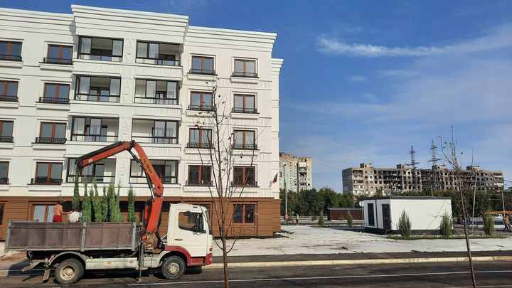 1er septembre 2022.&nbsp;Marioupol, le chantier express de la reconstruction russe. (SYLVAIN TRONCHET / RADIO FRANCE / FRANCEINFO)