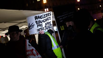 Un "gilet jaune" porte une pancarte de soutien à la communauté juive, lors du rassemblement organisé mardi 19 février 2019 à Paris. (MAXPPP)