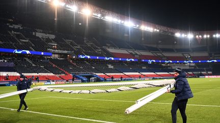 Les employés du Parc des Princes enlèvent les buts après l'arrêt du match entre le PSG et&nbsp;Basaksehir, le 8 décembre 2020 à Paris. (FRANCK FIFE / AFP)