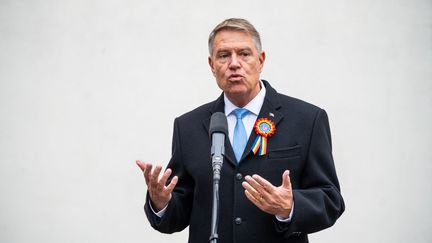 Le président de la Roumanie, Klaus Iohannis, donne une conférence de presse à Bucarest, le 1er décembre 2024. (MIHAI BARBU / AFP)