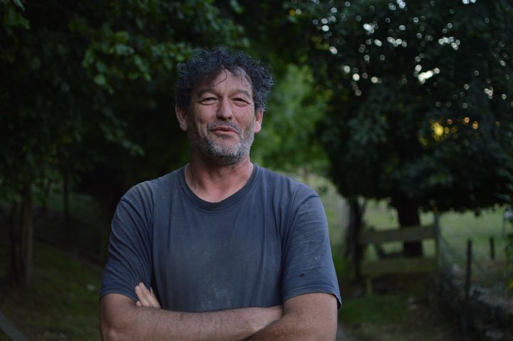 Sébastien Perrier, éleveur&nbsp;à Mesnières-en-Bray (Seine-Maritime). (VICTOR VASSEUR / RADIO FRANCE)