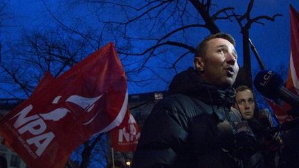 Olivier Besancenot manifeste devant l'ambassade de Grèce à Paris, le 13 février 2012. (JOEL SAGET / AFP)