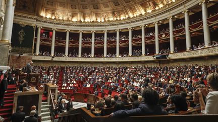 Bernard Brochand, député LR doyen de l'Assemblée nationale, délivre son discours lors de la séance inaugurale le 27 juin 2017.&nbsp; (PATRICK KOVARIK / AFP)