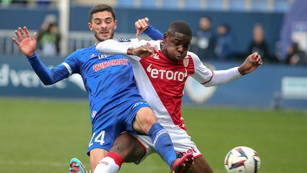 Xavier Chavalerin (gauche) et Eliot Matazo (droite), lors du match Troyes-Monaco, le 5 mars 2023. (FRANCOIS NASCIMBENI / AFP)