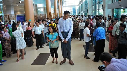 Win Zaw Oo, le plus grand Birman connu, au milieu de la foule &agrave; l'a&eacute;roprt international de Rangoun le 15 ao&ucirc;t 2013. (YE AUNG THU / AFP)