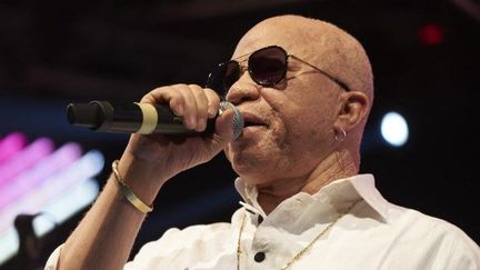 Le chanteur malien Salif Keita lors d'un concert de sensibilisation aux violences contre les albinos, le 17 novembre 2018 à Fana (Mali), où une fillette albinos âgée de 5 ans a récemment été assassinée.
 (MICHELE CATTANI / AFP)