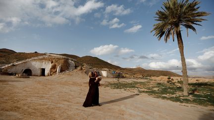 Avant le tournage, nombre de Tunisiens avaient l’habitude de venir passer là leur week-end. Depuis la sortie du film, les touristes étrangers ont afflué pour découvrir ces demeures atypiques. De nouvelles maisons et des boutiques ont été creusées dans la roche pour satisfaire cette nouvelle clientèle. Mais depuis le printemps arabe en 2011 et les attaques terroristes à Tunis et à Sousse en 2015, le nombre de visiteurs a fortement chuté. (ZOHRA BENSEMRA/REUTERS)