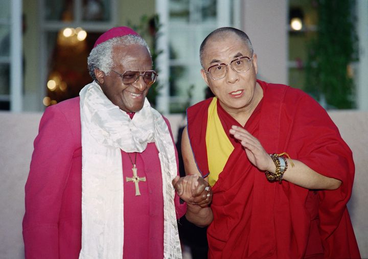 L'archevêque Desmond Tutu et le Dalaï Lama, le 21 août 1996 à Cape Town (Afrique du Sud). (ANNA ZIEMINSKI / AFP)