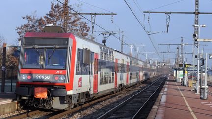 Un train Transilien, le 15 décembre 2010 en région parisienne. (MIGUEL MEDINA / AFP)