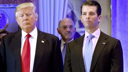 Le directeur financier de la Trump organization, Allen Weisselberg (au centre), aux côtés de Donald et Donald Trump Jr., le 11 janvier 2017 à New York (Etats-Unis). (TIMOTHY A. CLARY / AFP)