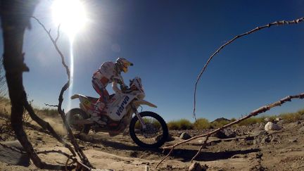 Le motard polonais&nbsp;Kuba Przygonski lors de la deuxi&egrave;me &eacute;tape du Dakar, entre San Luis et San Rafael, en Argentine, le 6 janvier 2014.&nbsp; (FRANCK FIFE / AFP)