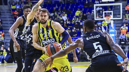 Marko Guduric (numéro 23)&nbsp;face à Charles Kahudi lors de la rencontre entre l'Asvel et Fenerbahce pour la 14e journée d'Euroligue, le 1er février 2022, à Istanbul (Turquie). (SERHAT CAGDAS / ANADOLU AGENCY / AFP)