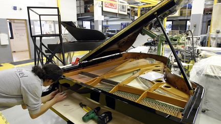 Un piano en cours de fabrication &agrave; la manufacture Pleyel de Saint-Denis (Seine-Saint-Denis), le 3 d&eacute;cembre 2010. (FRANCOIS GUILLOT / AFP)